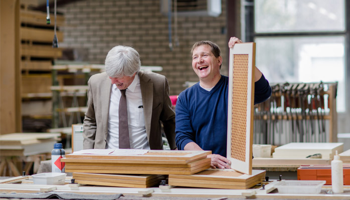 Ger Penders op bedrijfsbezoek bij Doyen Meubel- en interieurwerken | Foto Kim Roufs